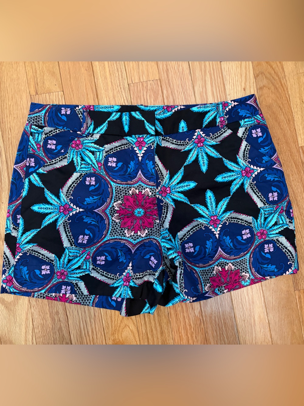 Women’s Printed shorts size 4 Nicole miller Black with Blue & Pink Pattern